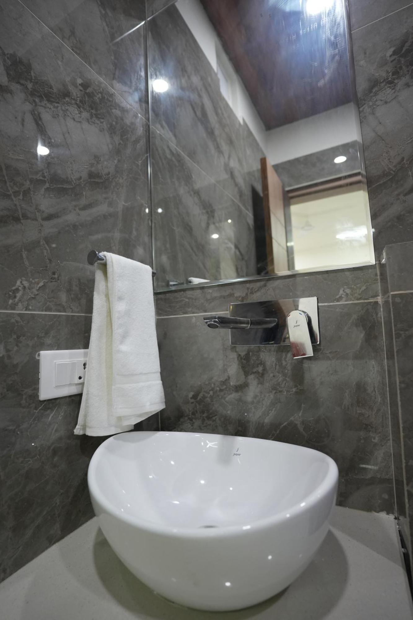 Anaya Retreat Hotel Варанаси Екстериор снимка