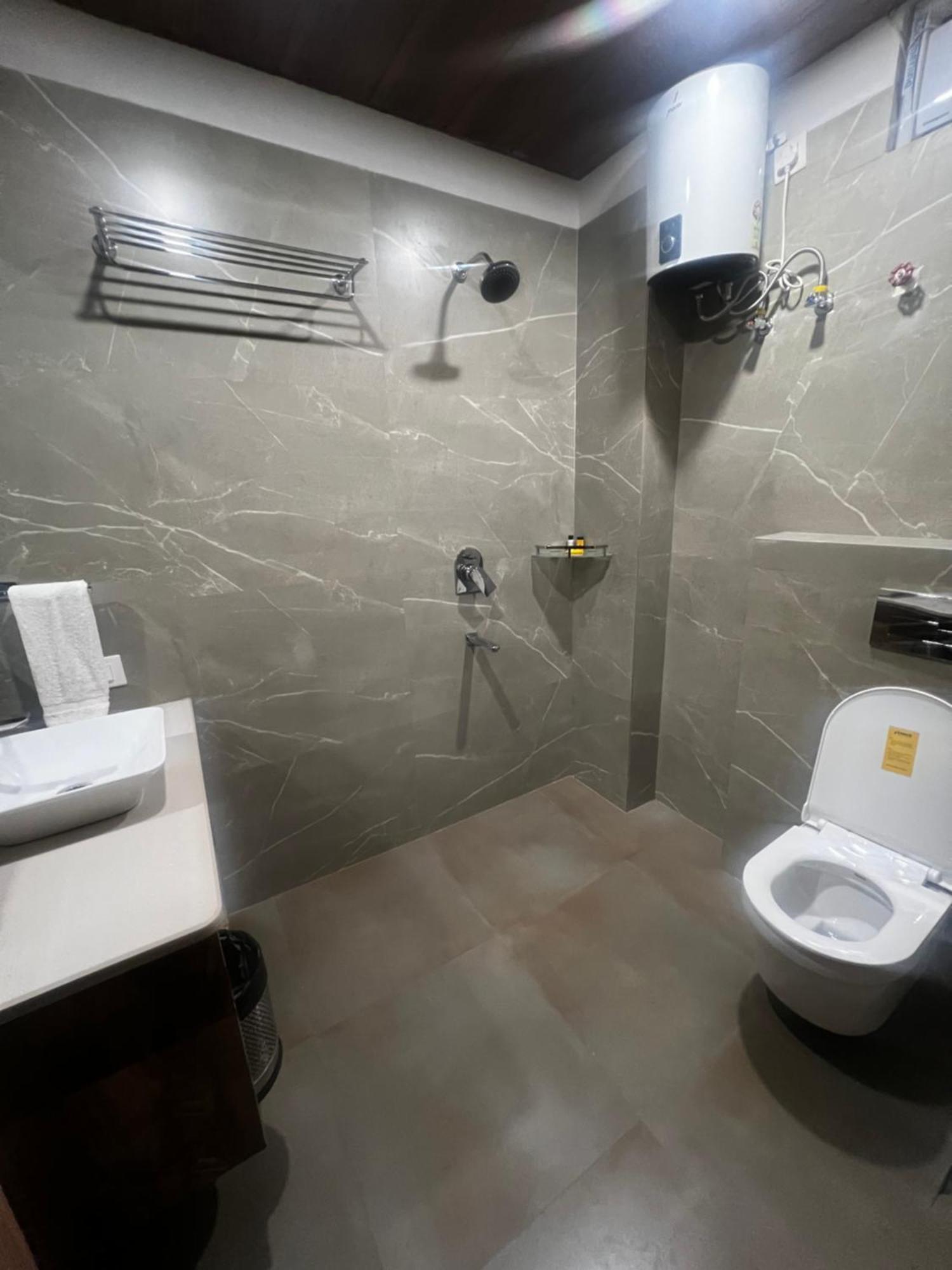 Anaya Retreat Hotel Варанаси Екстериор снимка