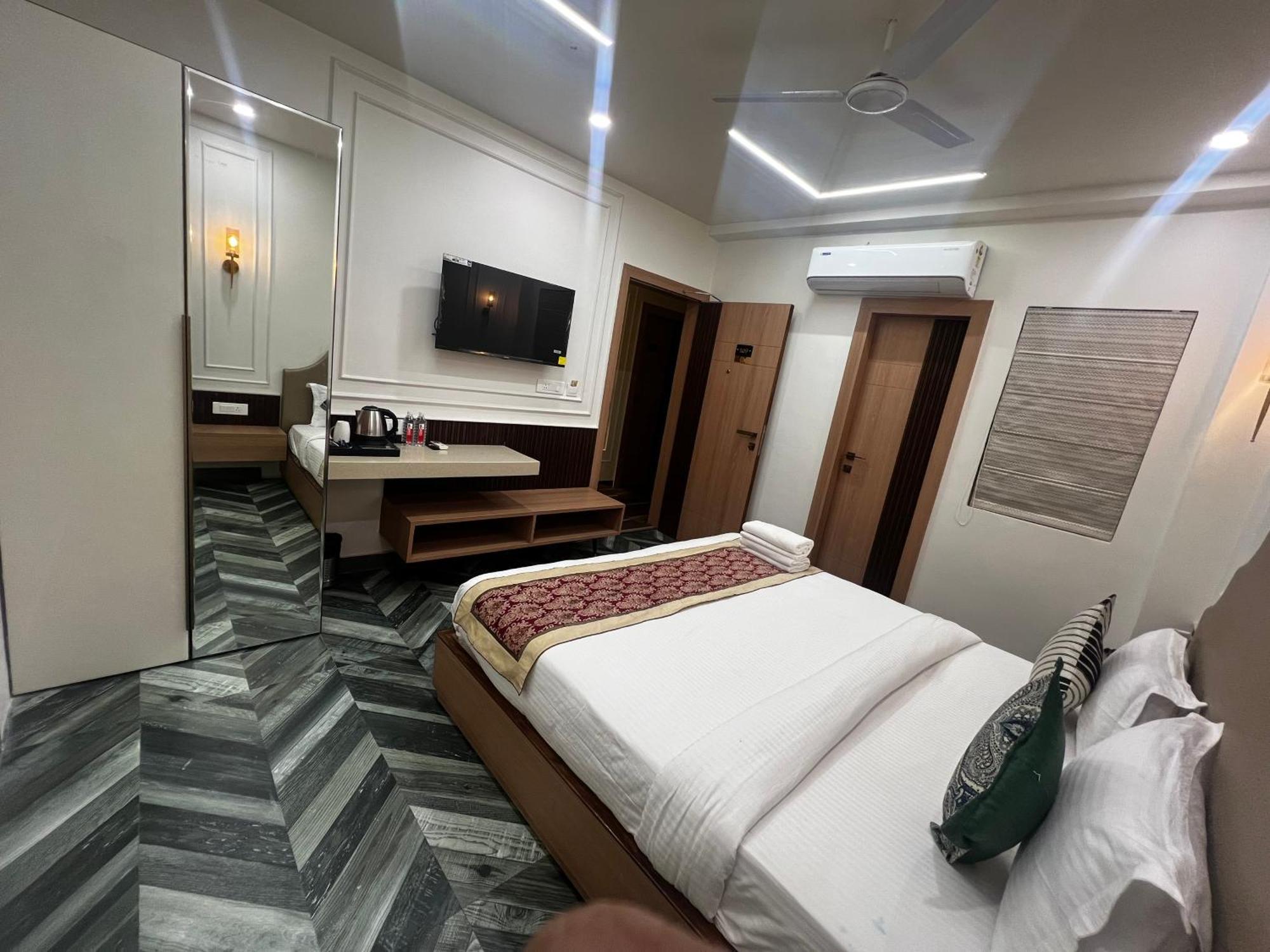 Anaya Retreat Hotel Варанаси Екстериор снимка