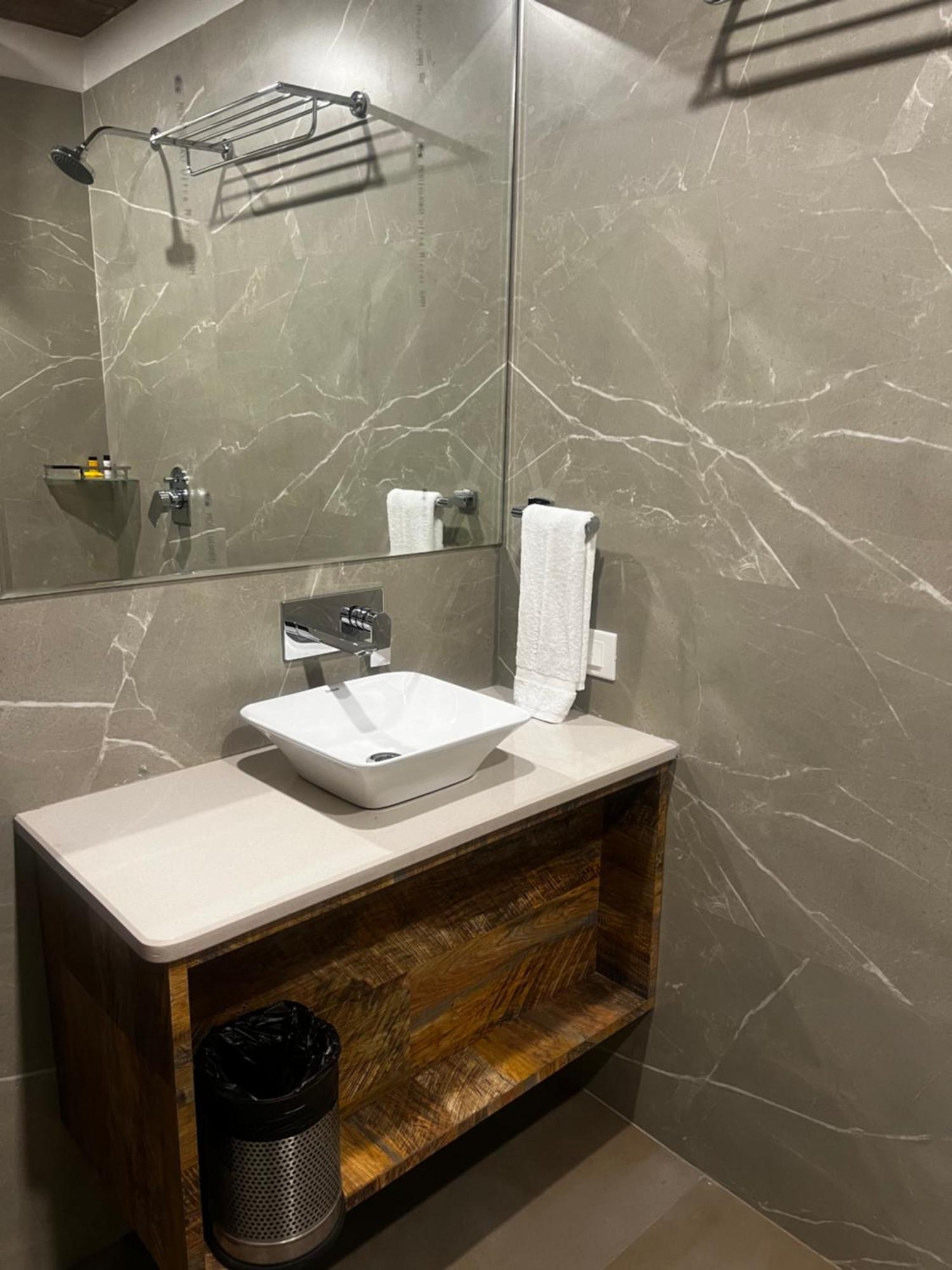 Anaya Retreat Hotel Варанаси Екстериор снимка