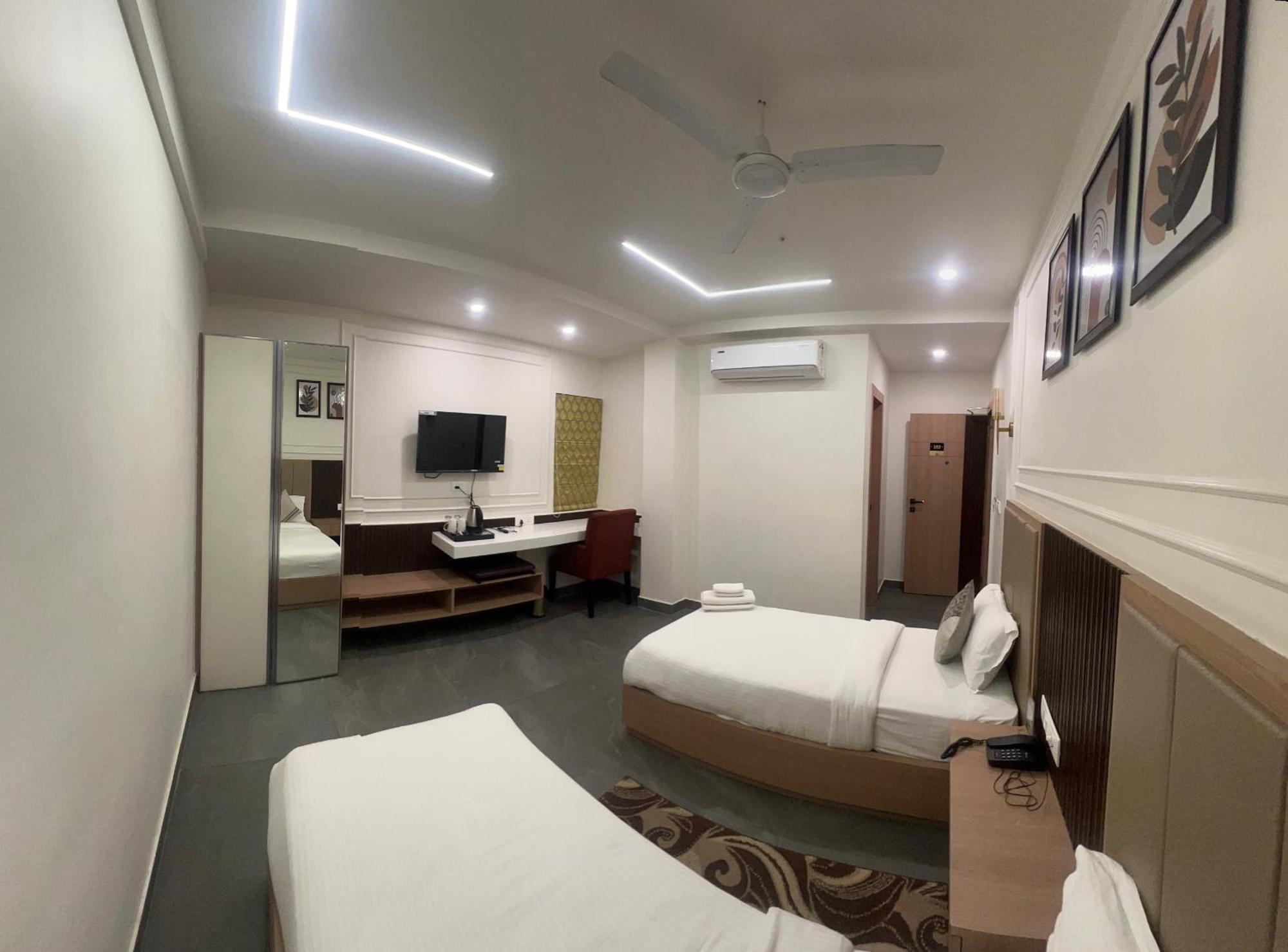 Anaya Retreat Hotel Варанаси Екстериор снимка